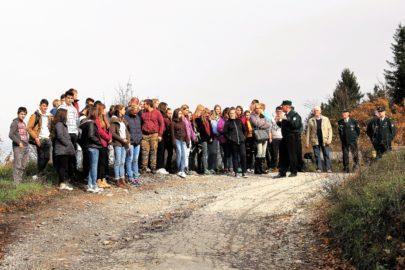 Mladi iz Borovnice v spremstvu veteranov osamosvojitvene vojne obiskali Park vojaške zgodovine v Pivki 1